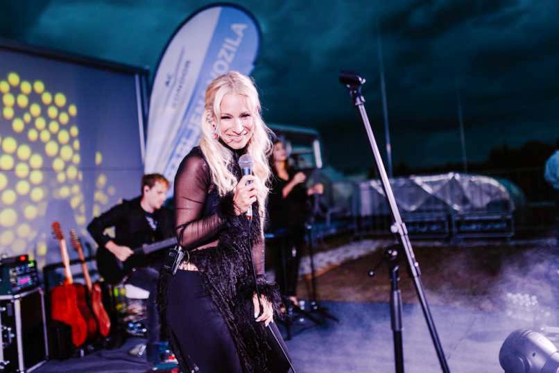 Alya je po zraku priletela na koncert Nekaj posebnega je bil moj prihod s košaro, oziroma roko avtodvigala, ki me je kar po zraku pripeljala na oder. Rada bi se zahvalila celotni ekipi Radia 2 in AC Kondor za krasno zgodbo. Bilo je res vrhunsko.