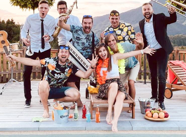 Člani ansambla Unikat so v svet poslali priredbo svojega najuspešnejšega valčka Srce ne razume, ki ima na YouTubu v narodnozabavni verziji že krepko čez milijon in pol ogledov, na kar so zelo ponosni.