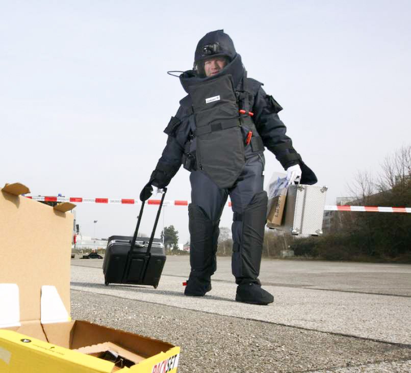Trg prijateljstva je bil zaprt in zastražen s policisti, otroke iz osnovne šole in vrtca pa so po poročanju spletnega portala Kamnik.info evakuirali v Dom kulture Kamnik. Portal poroča še, da naj bi po neuradnih virih obstajala možnost bombne nevarnosti, ki naj bi jo povzročil neznan oz. zapuščen predmet na parkirišču.