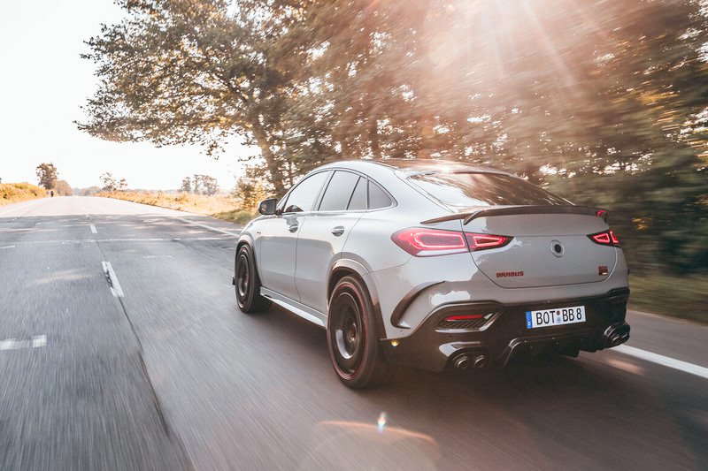 Brabus je namreč predstavil novega Rocketa 900. Gre za izdatno predelanega križanca GLE, kjer je za osnovo služila izvedba GLE 63 S Coupe – po zaslugi štirilitrskega osemvaljnika že tako ali tako zmogljiv avtomobil, ki pa je bil deležen še dodatnih izboljšav motorja.