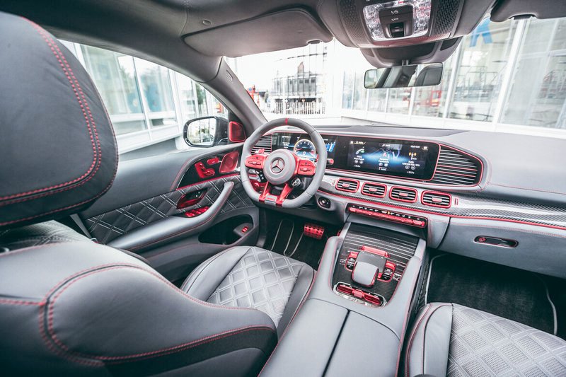 Brabus je namreč predstavil novega Rocketa 900. Gre za izdatno predelanega križanca GLE, kjer je za osnovo služila izvedba GLE 63 S Coupe – po zaslugi štirilitrskega osemvaljnika že tako ali tako zmogljiv avtomobil, ki pa je bil deležen še dodatnih izboljšav motorja.
