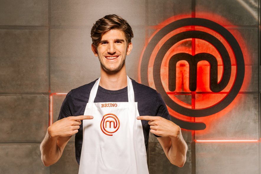 Priljubljeni Bruno Šulman je svojo spletno publiko povprašal, če se še spomnijo izziva, tekom katerega so morali v šovu MasterChef kuhati za zabavo za bodoče mamice. Brunovo testo za makrone je bilo namreč preveč tekoče.
