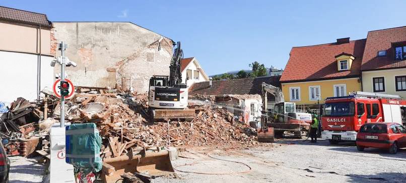Hišo podrli, lastnik stanovanja le nemočno gledal S Trubarjeve ulice v Ljubljani so pred dnevi odpeljali še zadnje opeke, ki so tam ostale po rušenju hiše, ki je na vogalu te ulice kraljevala več kot sto let. Morali so jo odstraniti, saj je gradbena inšpektorica ugotovila, da so se v stavbi pojavile večje razpoke in horizontalni premiki sten ter da je vezivo med opekami in kamni preperelo, zato je stavba postala nevarna, sanacija pa ni ekonomsko upravičena.