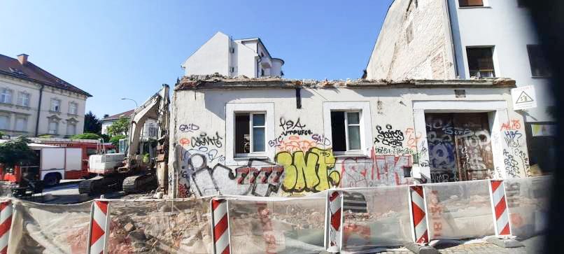 Hišo podrli, lastnik stanovanja le nemočno gledal S Trubarjeve ulice v Ljubljani so pred dnevi odpeljali še zadnje opeke, ki so tam ostale po rušenju hiše, ki je na vogalu te ulice kraljevala več kot sto let. Morali so jo odstraniti, saj je gradbena inšpektorica ugotovila, da so se v stavbi pojavile večje razpoke in horizontalni premiki sten ter da je vezivo med opekami in kamni preperelo, zato je stavba postala nevarna, sanacija pa ni ekonomsko upravičena.