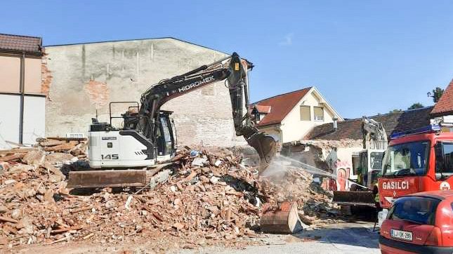 Hišo podrli, lastnik stanovanja le nemočno gledal S Trubarjeve ulice v Ljubljani so pred dnevi odpeljali še zadnje opeke, ki so tam ostale po rušenju hiše, ki je na vogalu te ulice kraljevala več kot sto let. Morali so jo odstraniti, saj je gradbena inšpektorica ugotovila, da so se v stavbi pojavile večje razpoke in horizontalni premiki sten ter da je vezivo med opekami in kamni preperelo, zato je stavba postala nevarna, sanacija pa ni ekonomsko upravičena.