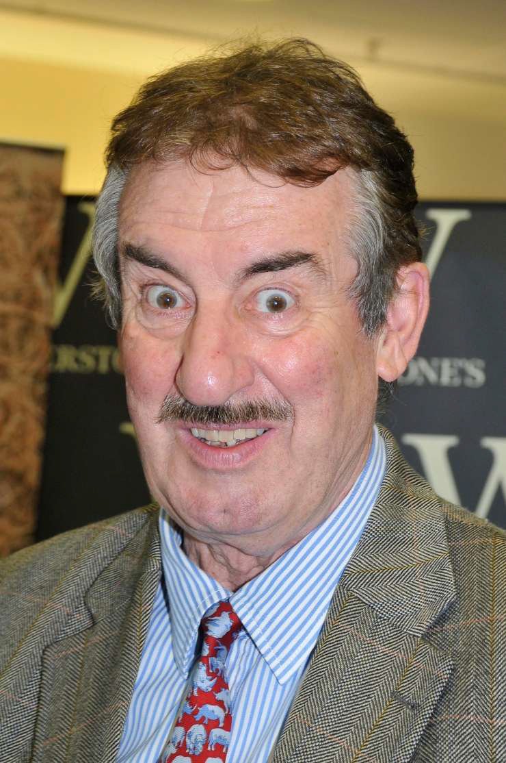 Umrl je britanski igralec John Challis, najbolj znan po vlogi prodajalca avtomobilov z druge roke Terranceja Aubreyja Boyceja v seriji Samo bedaki in konji (Only Fools and Horses). Star je bil 79 let. Družina je sporočila, da je umrl v miru, v spanju, po dolgi bitki z rakom.