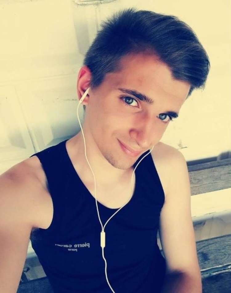 Saj se še spomnite Josipa Tratnjaka iz 12. sezone hrvaškega šova Ljubezen na vasi? 22-letnik ni imel sreče ne pred kamero, ne kasneje, ko so žarometi ugasnili. Dekle, ki jo je nameraval zaprositi za roko, ga je namreč prevaralo in ga o slednjem celo obvestilo s poslano fotografijo.