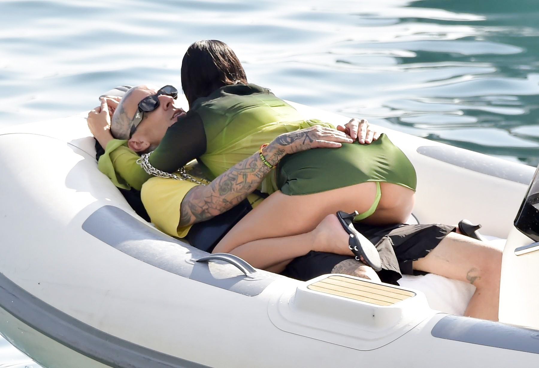 Kourtney Kardashian, ena od sester razvpitega klana, ki ustvarja famozni družinski resničnostni šov, je zapeljala svojega prijatelja Travisa Barkerja in zdaj z njim uživa med valovi.