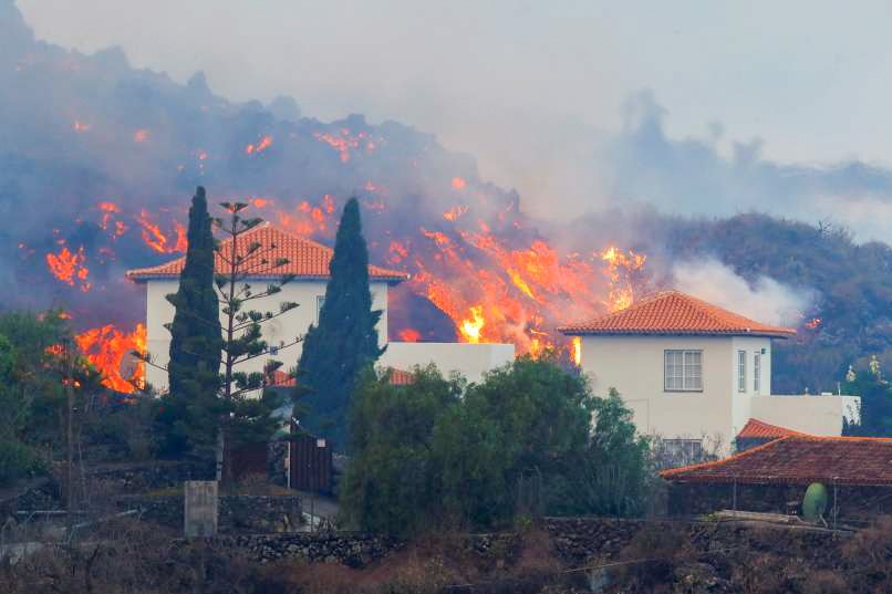 Vulkan, ki je izbruhnil na sicer redko poseljenemu otoku La Palma, je več sto metrov v zrak bruhal vulkanski pepel in lavo, ki je nato pristala v gozdovih, na hišah in v Atlanskem oceanu, zaradi česar je prišlo do številnih požarov.