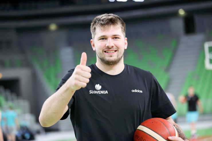 Slovenski športnik Luka Dončić je že zapustil Slovenijo, saj se mora svojemu klubu, s katerim je pred tedni podpisal milijonsko pogodbo, pridružiti na treningih. Liga NBA se z neuradnimi tekmami namreč prične že v prvi polovici oktobra.