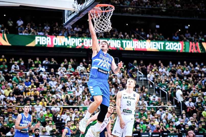 Slovenski športnik Luka Dončić je že zapustil Slovenijo, saj se mora svojemu klubu, s katerim je pred tedni podpisal milijonsko pogodbo, pridružiti na treningih. Liga NBA se z neuradnimi tekmami namreč prične že v prvi polovici oktobra.