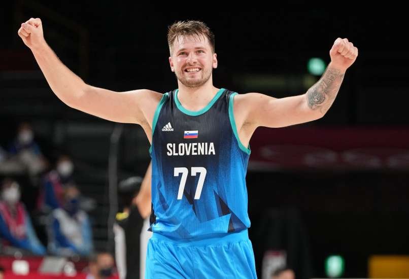 Slovenski športnik Luka Dončić je že zapustil Slovenijo, saj se mora svojemu klubu, s katerim je pred tedni podpisal milijonsko pogodbo, pridružiti na treningih. Liga NBA se z neuradnimi tekmami namreč prične že v prvi polovici oktobra.