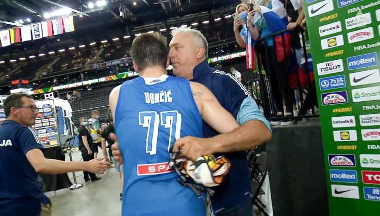 Slovenski športnik Luka Dončić je že zapustil Slovenijo, saj se mora svojemu klubu, s katerim je pred tedni podpisal milijonsko pogodbo, pridružiti na treningih. Liga NBA se z neuradnimi tekmami namreč prične že v prvi polovici oktobra.