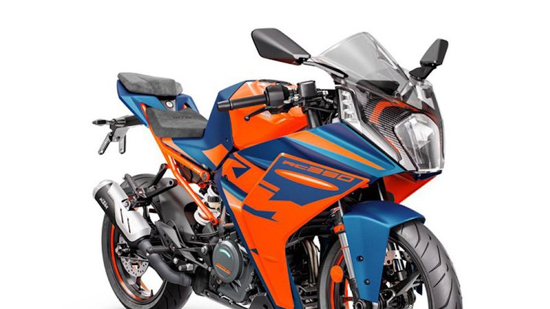 Tako je novi RC 390 dobil žaromet, ki povzema linije njihovih cestnih motociklov, preostanek oklepa pa naj bi, kot pravijo pri KTM-u, v veliki meri povzemal linije dirkalnika iz prvenstva MotoGP.
