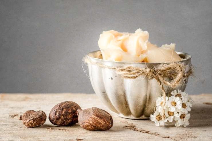 Karitejevo maslo pridobivajo iz karitejevih oreščkov in se tradicionalna uporablja v afriški kuhinji kot zdravilo in tudi v lepotne namene