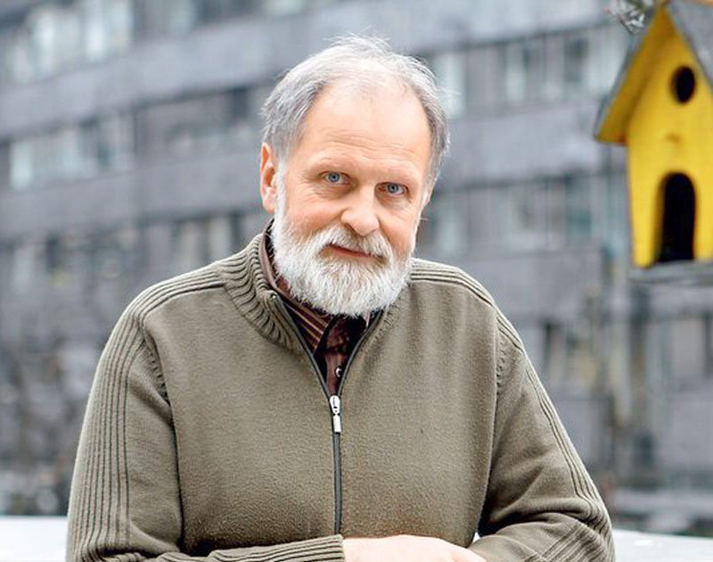 Mirno dopuščamo, da nam po politiki(h) ekonomizma kradejo in si prisvajajo tudi to, kar nam je vsem dano - pravice, naravne danosti, vodne vire... Zver globalnega imperija bo hlastala, dokler bo imela po čem. Je nenasitna. Kdaj se bomo zganili?
