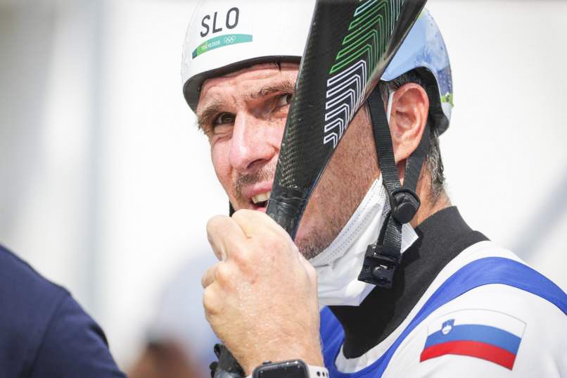 Peter Kauzer - slovenski kajakaš, je progo v Pauju prevozil brez napake in jo končal v času 95,63 sekunde. Za 55 stotink ga je nato v drugi polovici nastopajočih ugnal le Čeh Vito Prindiš, ki je dobil že tekmo prejšnji teden v španskem Seu d'Urgellu.