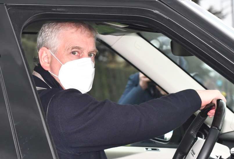 Princ Andrew se je zatekel v gozdno kočo, ki je od Balmorala na Škotskem oddaljena nekaj kilometrov, poročajo britanski mediji. Tam je nekaj po poldnevu po lokalnem času kosil z britansko kraljico Elizabeto II.