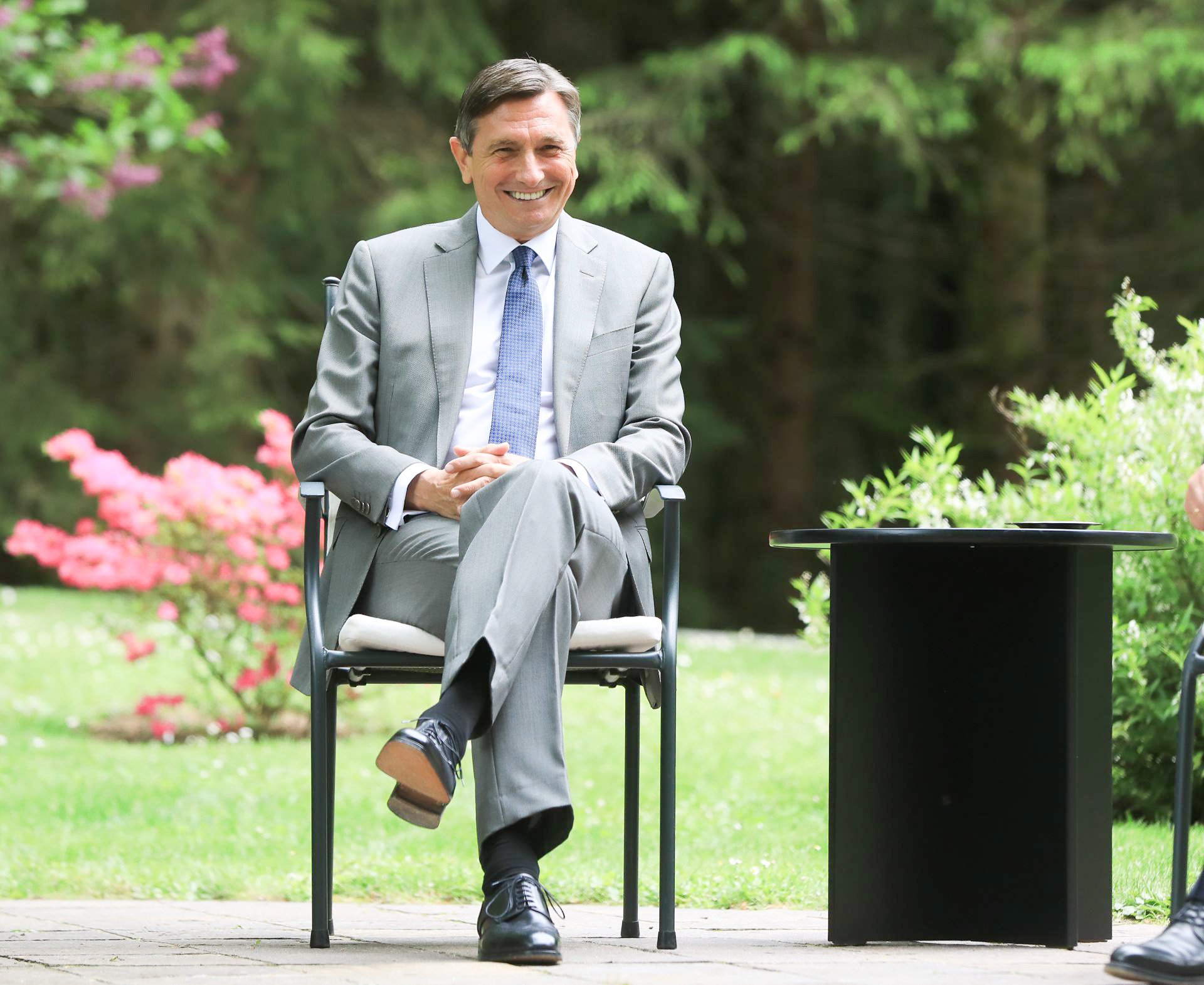 Pričakujemo, da nam kot t. i. predsednik države končno javno predstavi, zakaj v vsem tem času, kljub izjemni količini dokazov o vseh zgoraj navedenih trditvah o delovanju vlade, kljub pozivom varuha človekovih pravic, ustavnega sodišča, Evropske komisije, sindikatov, praktično celotne slovenske civilne družbe in mnogih drugih domačih ter tujih strokovnih inštitucij, še vedno ponuja zgolj prazne puhlice, politikansko spravljivost za vsako ceno in spakovanje pred fotoaparati.