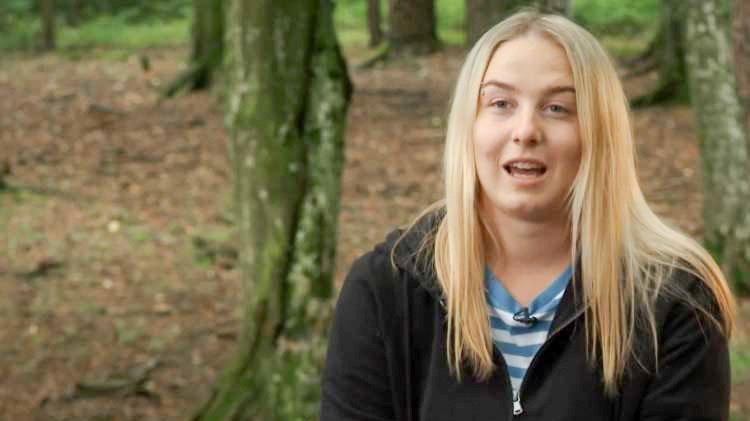 Kamera v sobi razkrila, da je dekle zaigralo čustva Medtem ko bo Romana v izjavi čustveno in s solzami v očeh pojasnjevala, kako se je navezala na sotekmovalce, kako so ji segli v srce, kakšno vez so spletli ter izražala prijateljsko naklonjenost zlasti do Tjaše, bo slednja med zasebnim klepetom Ginu zaupala, da do Romane nima prav nobenih čustev.