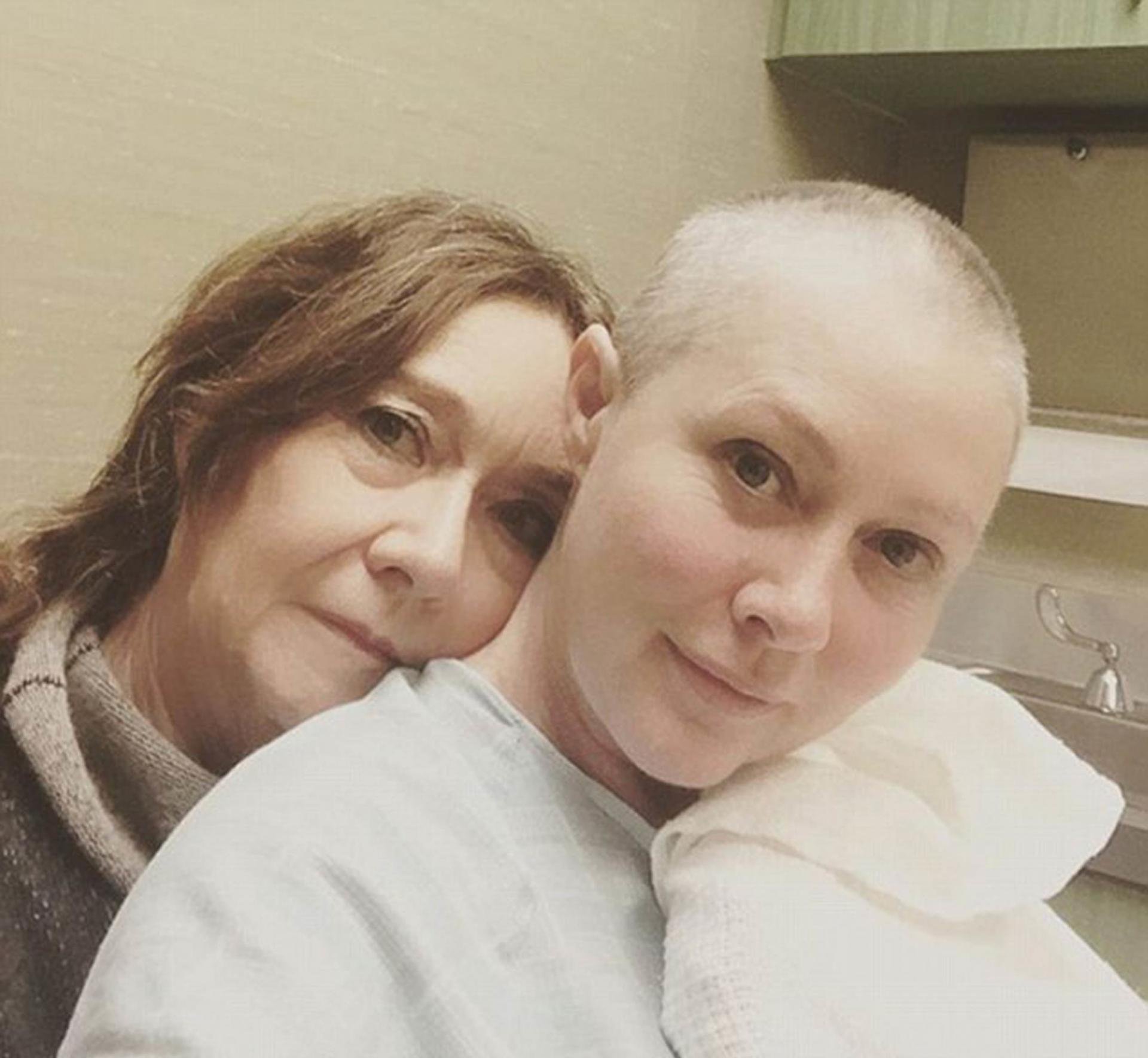 Igralka Shannen Doherty, najbolj znana po vlogi Brende v seriji Beverly Hills 90210, se z rakom dojke bori od leta 2015. Bolezen je zdaj v zadnjem stadiju.