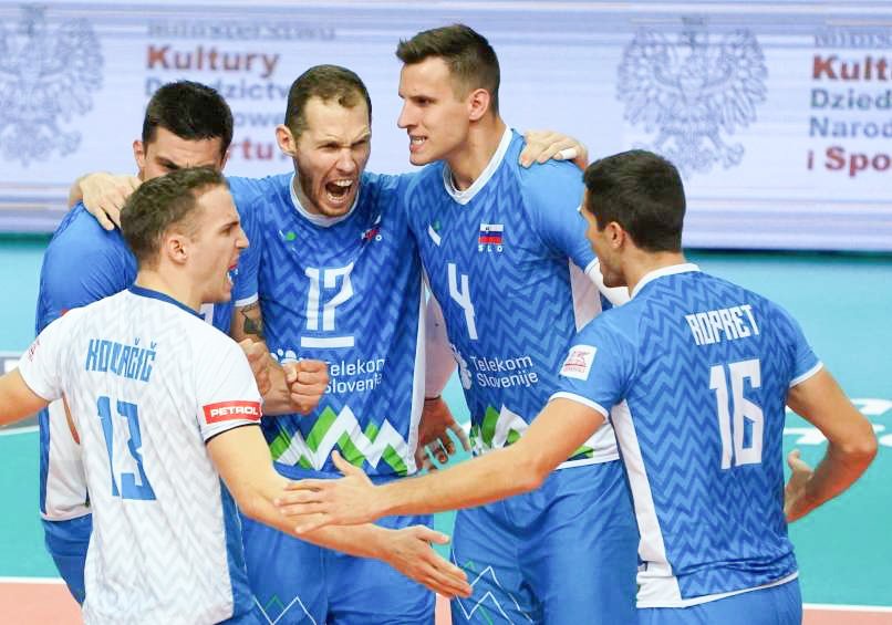 Slovenska odbojkarska pravljica se nadaljuje. Moška reprezentanca se je v Katowicah še drugič zapovrstjo in tretjič v zgodovini uvrstila v finale evropskega prvenstva. Za to je morala premagati težko oviro, domačo reprezentanco, svetovno prvakinjo, ki na prvenstvu še ni zabeležila poraza.