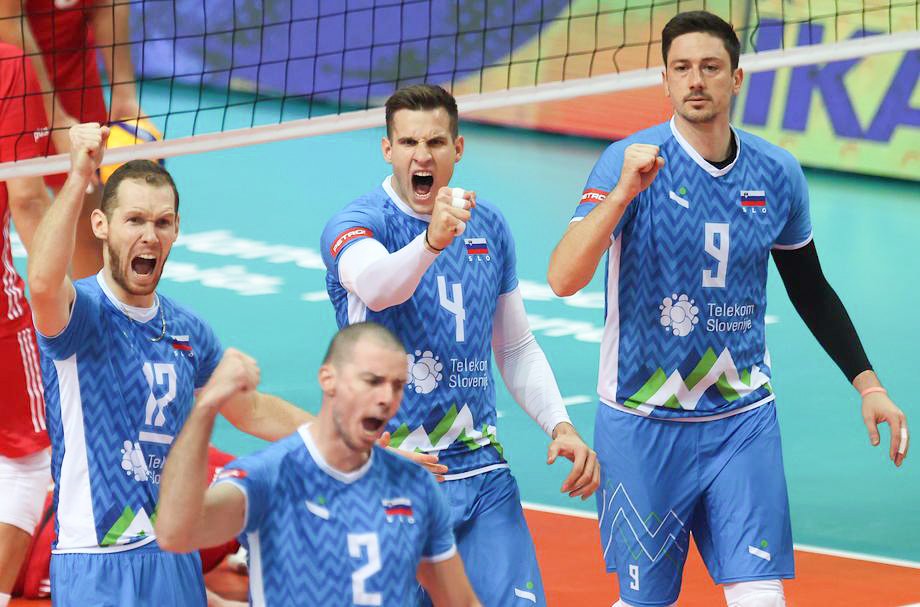 Slovenska odbojkarska pravljica se nadaljuje. Moška reprezentanca se je v Katowicah še drugič zapovrstjo in tretjič v zgodovini uvrstila v finale evropskega prvenstva. Za to je morala premagati težko oviro, domačo reprezentanco, svetovno prvakinjo, ki na prvenstvu še ni zabeležila poraza.