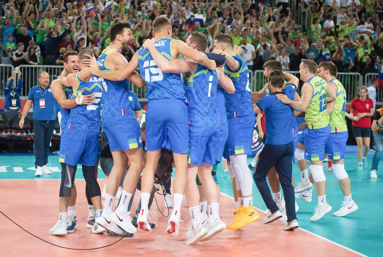 Slovenska odbojkarska pravljica se nadaljuje. Moška reprezentanca se je v Katowicah še drugič zapovrstjo in tretjič v zgodovini uvrstila v finale evropskega prvenstva. Za to je morala premagati težko oviro, domačo reprezentanco, svetovno prvakinjo, ki na prvenstvu še ni zabeležila poraza.