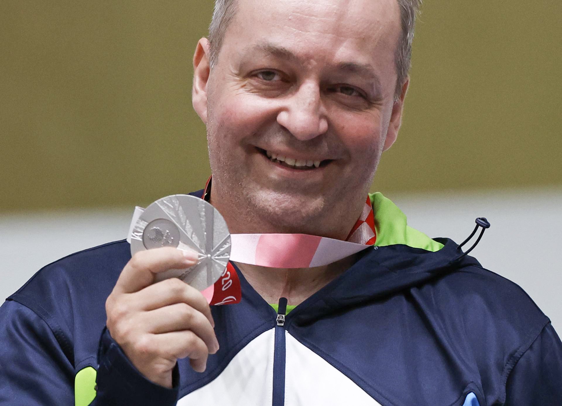 Slovenski strelec Franček Gorazd Tiršek je na paraolimpijskih igrah v Tokiu v disciplini zračna puška leže v kategoriji R5 osvojil bronasto medaljo.