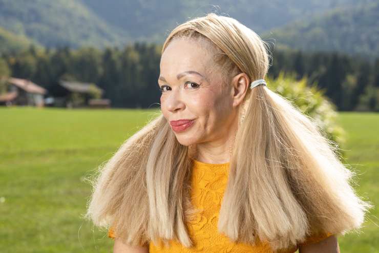 Sonja Plešnar je v dokumentaciji navedla letnico rojstva - 1970, kar pomeni, da je od Mitje starejša deset let. A nič za to, leta so le številka, mladostna energija je tista, ki šteje in slednje ima Sonja Plešnar v izobilju.