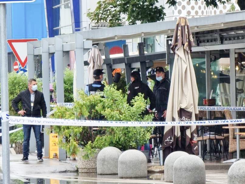 Malo pred 14. uro so na območju ljubljanskega BTC odjeknili streli. Na kraju posreduje več policijskih patrulj, prispelo je tudi več reševalnih vozil. Po navedbah policije so bile v streljanju poškodovane tri osebe, dve s strelnim orožjem in ena zaradi udarca s predmetom.