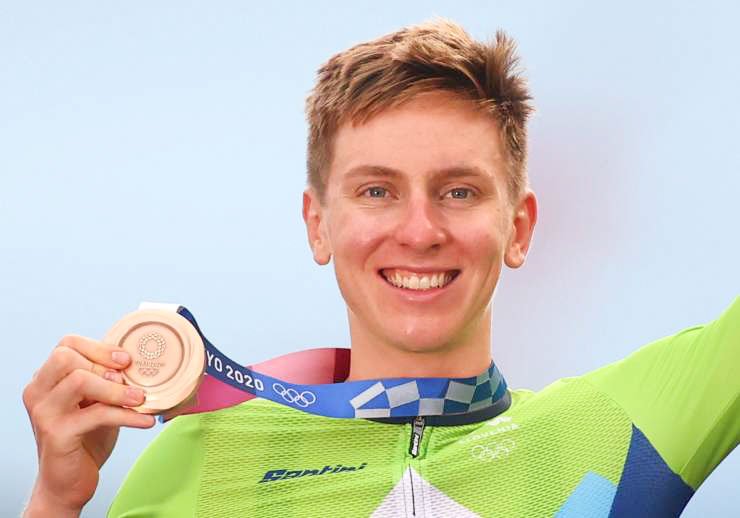 Dvakratni zmagovalec dirke po Franciji in nosilec olimpijske medalje Tadej Pogačar je naredil velik korak v svojem zasebnem življenju. Za roko je namreč zaprosil svojo dolgoletno partnerko Urško Žigart.