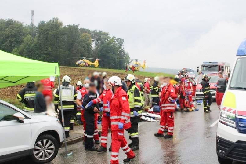 Trčenje tovornjaka in avtobusa na avstrijskem Štajerskem avtobus, tovornjak, hartberg, nesreča
