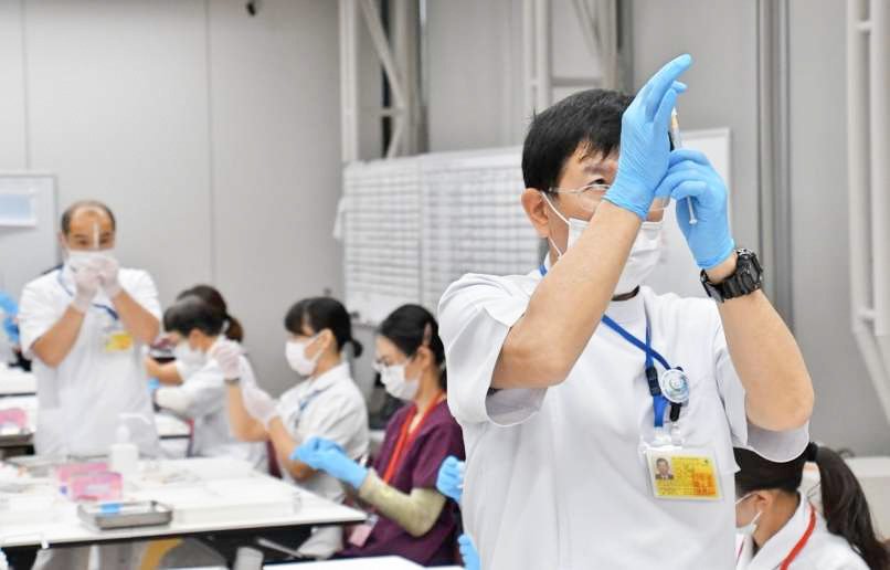 V ponedeljek pa so v ta predalček dodali še 49-letnega moškega, ki je prejel drugi odmerek 11. avgusta, umrl pa dan zatem. Japonsko ministrstvo za zdravje je sporočilo, da je bil moški dobrega zdravja, imel je le alergijo na ajdo.