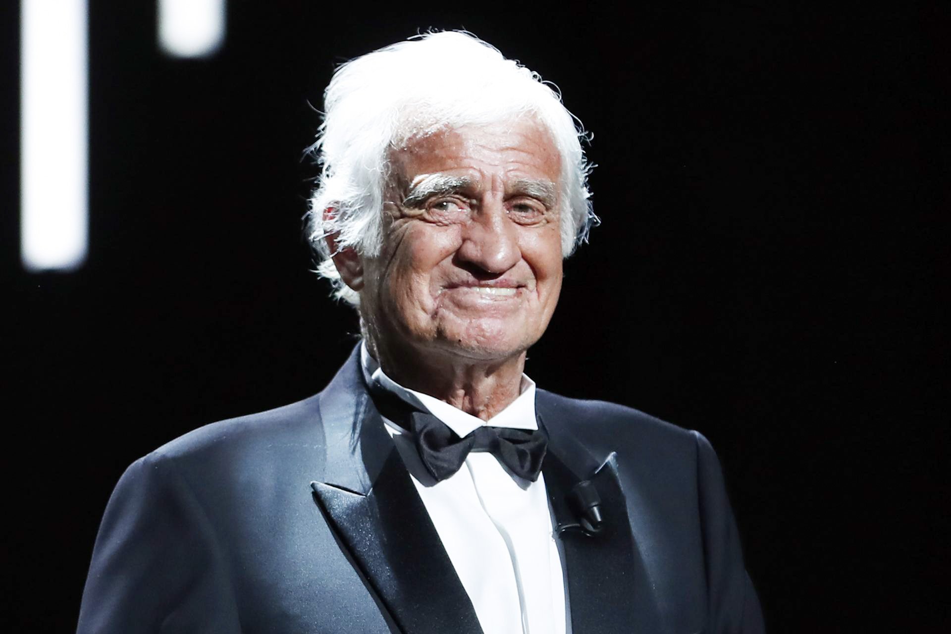 Jean-Paul Belmondo se je rodil 9. aprila 1933 v pariškem predmestju Neuilly-sur-Seine. Kot mladenič se je ukvarjal z boksom in nogometom, z 20. leti pa je že stal na odrskih deskah.