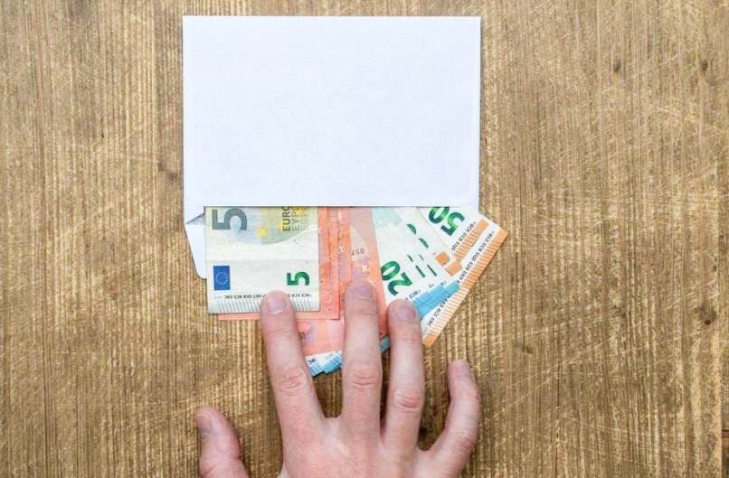 Ženska je na stojalu ob vhodu v cerkev opazila, da je nekaj knjig in brošur na tleh. Ko jih je pospravljala, je med platnicami našla kuverto, v kateri je bilo veliko bankovcev. Denar, približno 10.000 evrov, je vzela seboj domov.