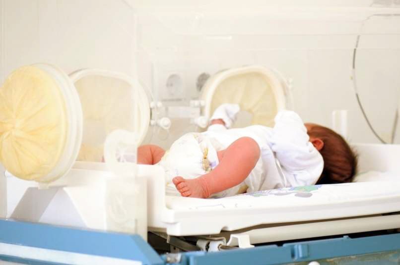 Mlada ženska v Španiji toži regionalno ministrstvo za zdravje za 3,5 milijona evrov, potem ko je ugotovila, da jo je zdravstveno osebje ob rojstvu dalo napačnim staršem.