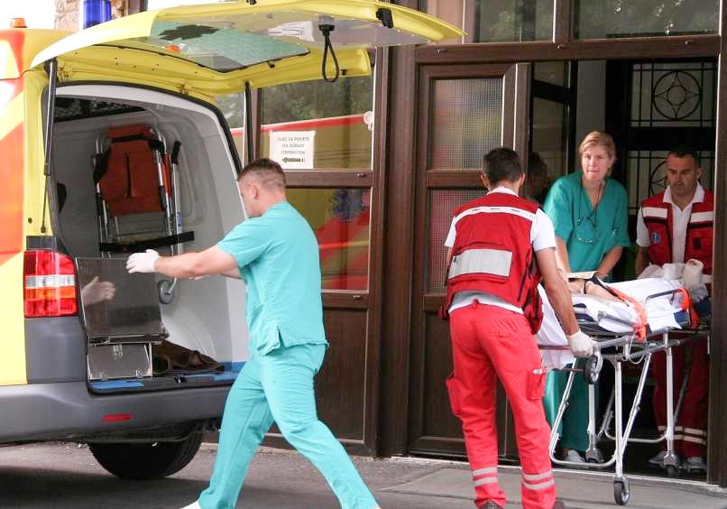 Na penis, in sicer tako, da mu je objemal tudi občutljivo mošnjo, si je namreč iz neznanega razloga nadel očitno pretesen obroč iz nerjavečega jekla. Tako je z obročem premera dveh centimetrov preživel naslednjih 18 ur, nato mu je spolni ud začel otekati, pojavile so se tudi bolečine.
