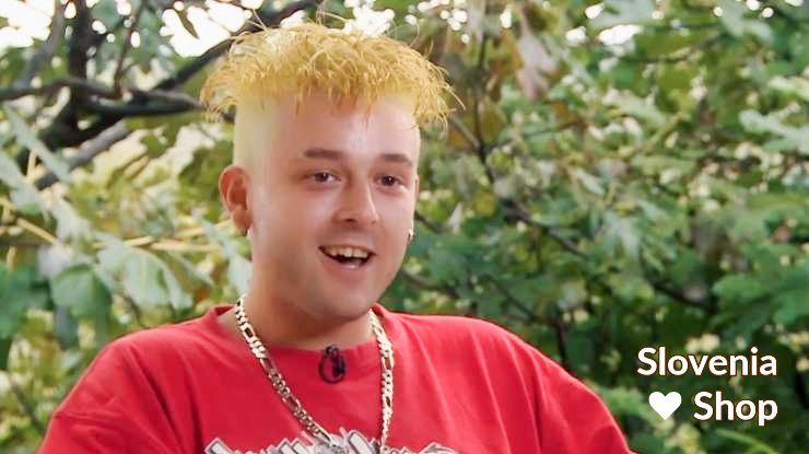 Read more about the article Ljubezen po domače: Kdo je fant s palmo na glavi?