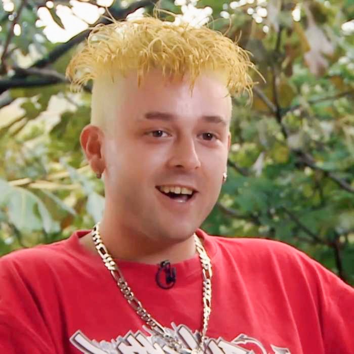 Ljubezen po domače: Kdo je fant s palmo na glavi? Sobotno oddajo Ljubezen po domače bo popestril Aleks,ki bo s svojo podobo in nastopom pred kamero pritegnil kar nekaj pozornosti in začudenih pogledov. In kdo je pravzaprav mladi fant z rumenimi lasmi? Raper iz Pirana, ki se predstavlja z imenom Axel Wekow.