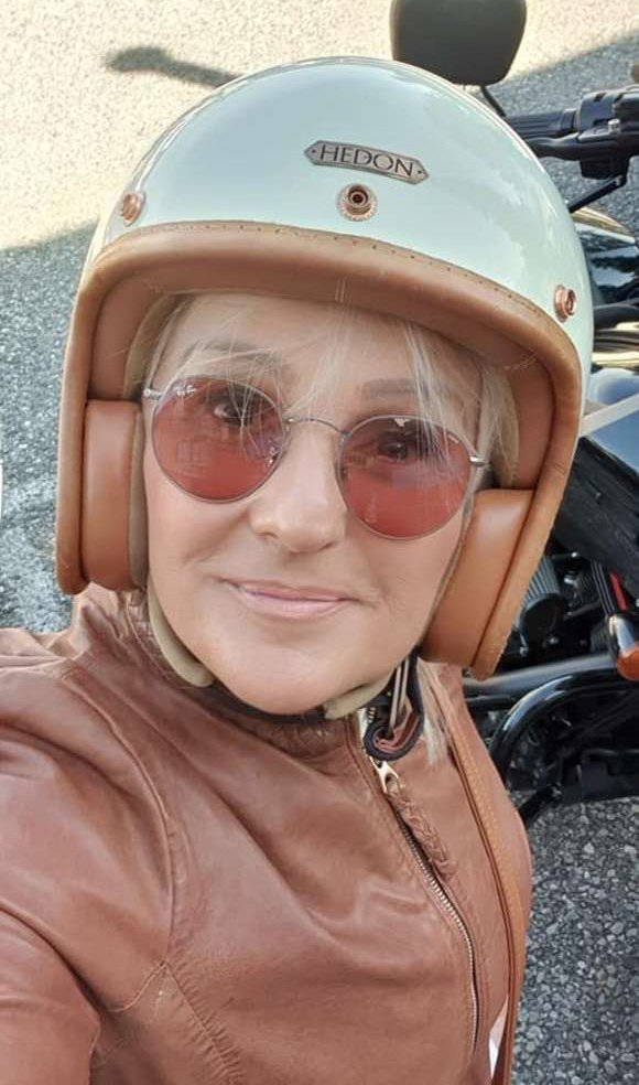 Alenka Godec je samozavestna na glasbenih odrih, energijo za nastope pa nabira tudi na motorju. Seveda pa nanj sede v popolni opremi.