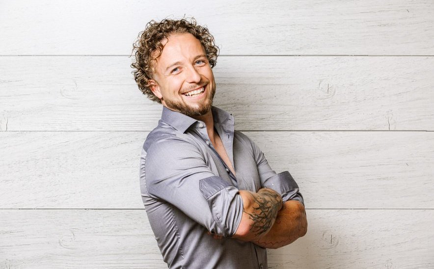 Ambrož Vahen Kralj je sprva tudi med tekmovalci veljal za najbolj priljubljenega člana družine. Ko pa je napočil čas za taktiziranje, je z njihovih lic kmalu izginil nasmeh, saj so v njem videli zlasti velikega konkurenta, ki ga je potrebno čim prej izločiti iz igre.