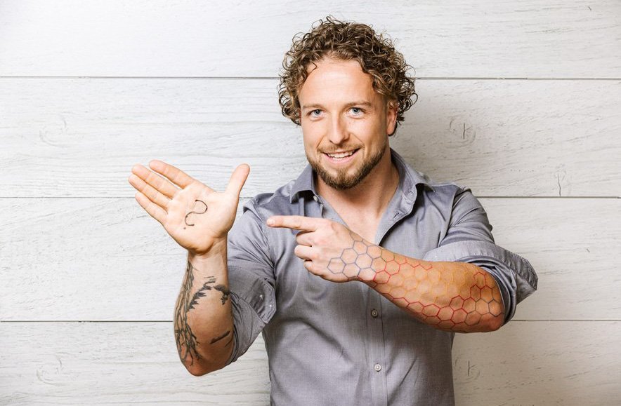 A Vahen se ne obremenjuje preveč s spletkami in rivalstvom za vsako ceno. Prijetnejše so mu misli o Nini, ki morda predstavlja svetlo luč prihodnosti, poleg tega pa ga izven izolacije čaka obilje dela. Ambrož ima namreč podjetje, ki se ukvarja s keramičarstvom in pečarstvom.