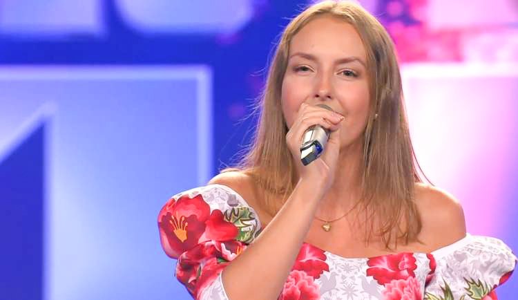 Poleg nastopanja doma in v tujini je Ana nase opozorila tudi s fantastičnimi posnetki coverjev, izdajo videospota za pesem Kam, katere avtor je Alex Volasko, medtem ko je besedilo napisala sama, lanskega februarja pa je luč sveta ugledal tudi videospot za pesem Zgodbe.