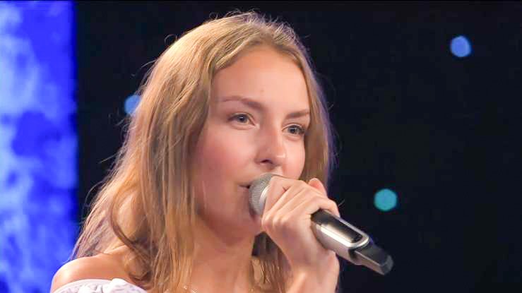 Eden izmed najpomembnejših korakov je zagotovo udeležba v oddaji Slovenija ima talent, saj je že z enim samim nastopom pritegnila pozornost glasbenih strokovnjakov in širne publike pred domačimi zasloni.