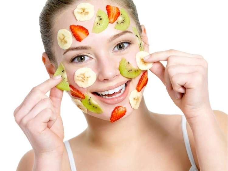 V kombinaciji z drugimi naravnimi sestavinami lahko zmešate blagodejne bananine maske, ki učinkujejo proti najrazličnejšim kožnim tegobam, od celjenja mozoljev do radiranja gub in posvetlitve kože.