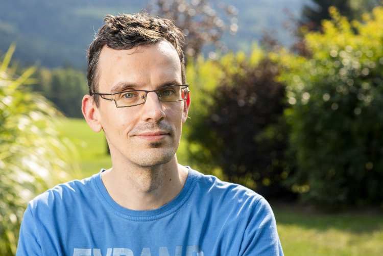 Najbrž ste se tudi vi spraševali, zakaj se na posestvu modrolase Mihaele Krajnc ni pojavil tudi njen tretji kandidat, Bojan Gros. Kot ste že lahko videli v napovedniku, se bo slednji druščini pridružil v nadaljevanju, pri delu v lokalu bo namreč presenetil Mihaelo.
