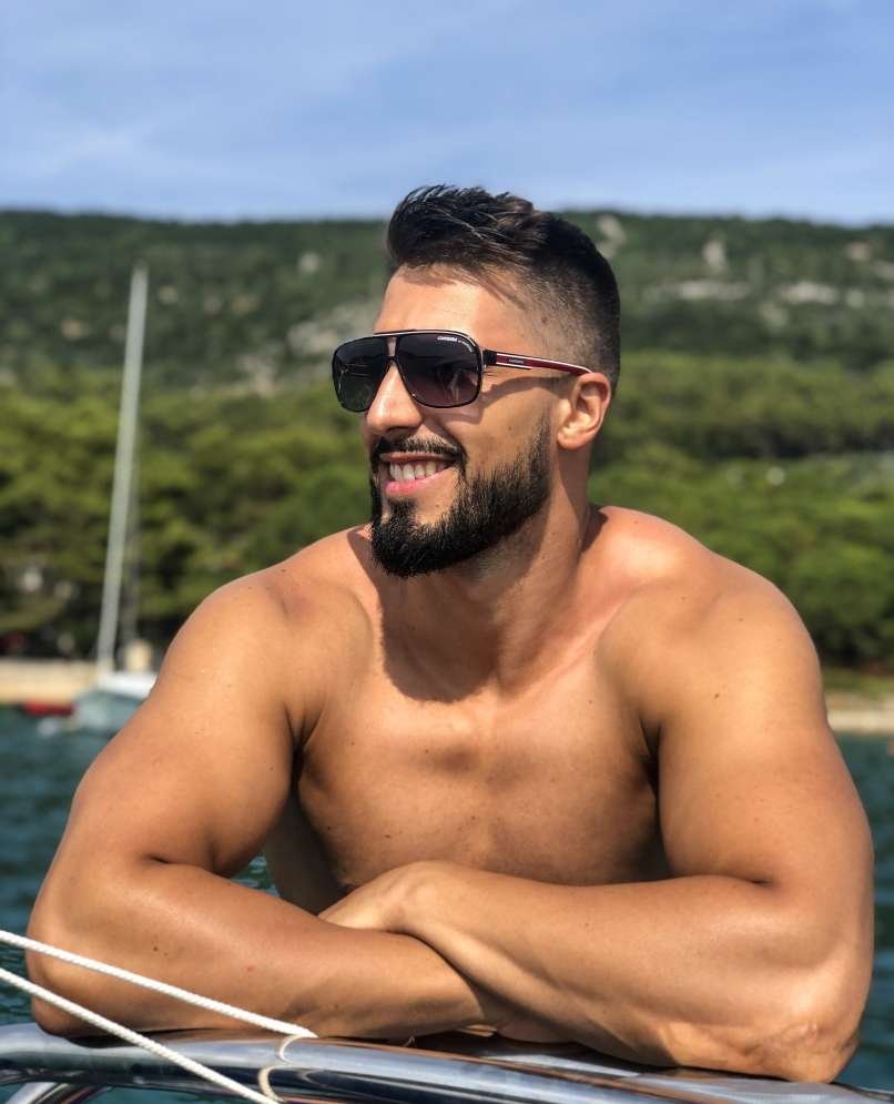 Challe Salle pravi, da na uspeh vpliva več dejavnikov – trdo delo, trud, odrekanje, učenje, znanje in predvsem ljubezen do tega, kar počneš. Ustvarjanje glasbe in videospotov zahteva veliko časa, zato sem se odrekal predvsem svojemu prostemu času in določenim aktivnostim, na primer puncam, zabavam, druženju s prijatelji in bližnjimi, velikokrat tudi počitku in spanju.