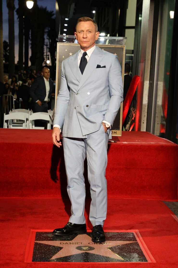 53-letni Daniel Craig, ki ga pravkar še zadnjič gledamo kot agenta 007 v filmu Ni čas za smrt, je dobil svojo zvezdo na znamenitem pločniku slavnih v Hollywoodu. Njegova zvezda, ki nosi številko 2704, stoji zraven zvezde Rogerja Moora, še enega Bonda, ter ob stavbi s hišno številko 7007