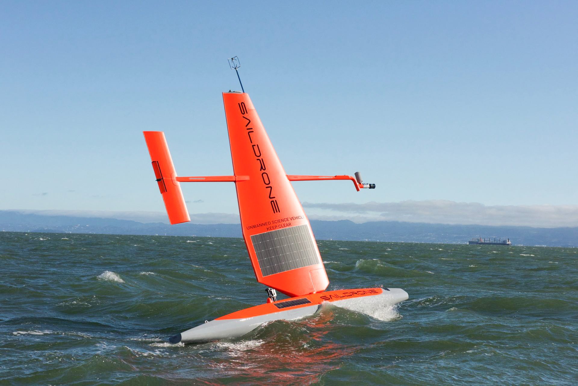 Dron je posnel zanimive posnetke, ki jih je objavila ameriška Nacionalna uprava za oceane in ozračje (NOAA), prikazujejo pa, kako se je mala naprava borila s 15-metrskimi valovi in vetrom, ki je v notranjosti orkana Sam pihal s hitrostjo večjo od 190 kilometrov na uro.